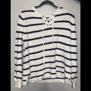 Size M V-Neck Lace Up Sweater